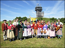 Trachtenverein Ruhla vor dem Alexanderturm